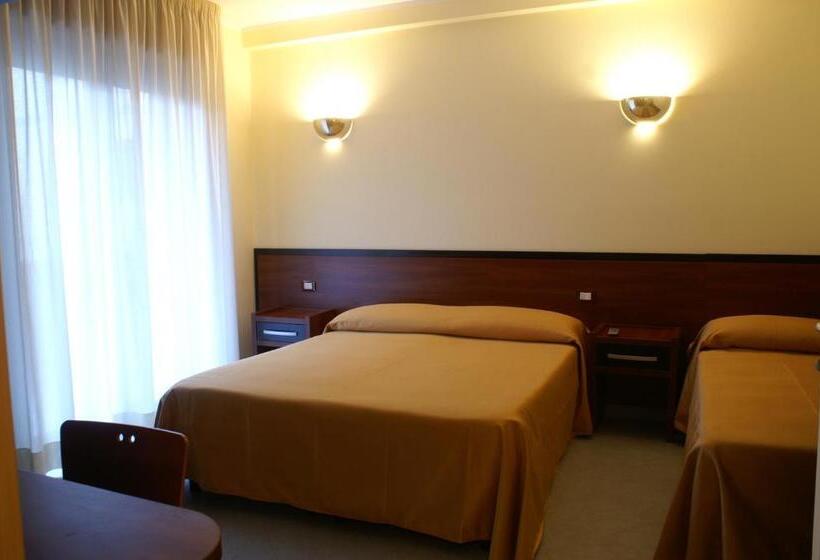 اتاق استاندارد سه تخته با چشم‌انداز باغ, Licia B&b
