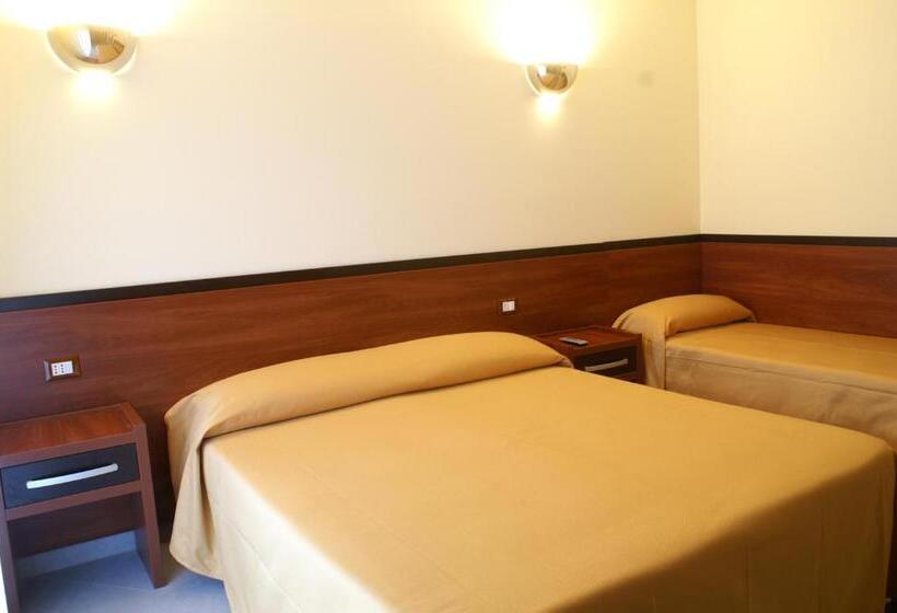 اتاق استاندارد سه تخته با چشم‌انداز باغ, Licia B&b