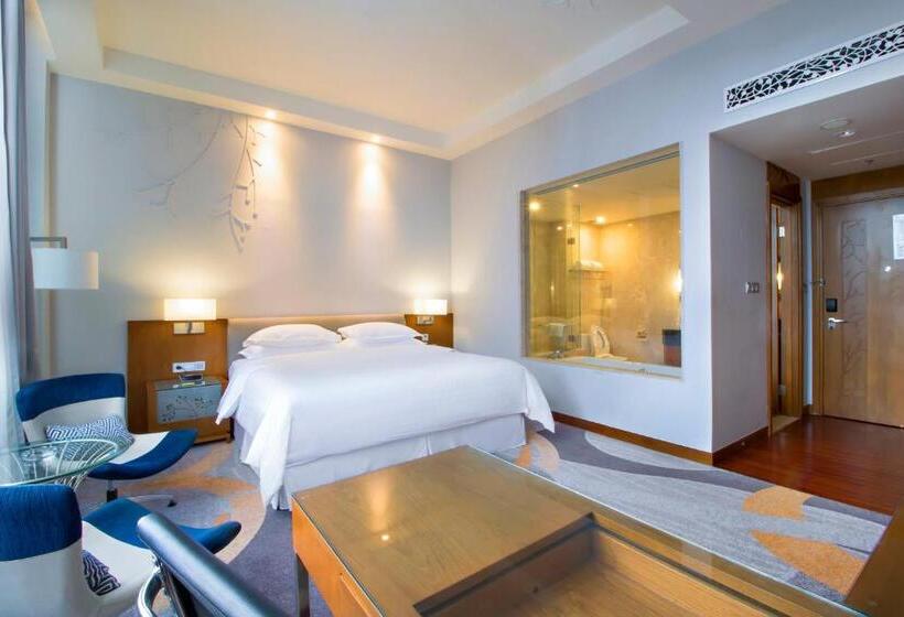 Deluxe Suite, Four Points By Sheraton Manado