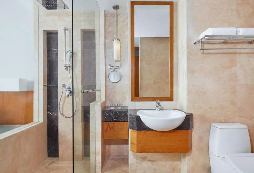 キングサイズベッド、シティビューデラックスルーム, Four Points By Sheraton Manado