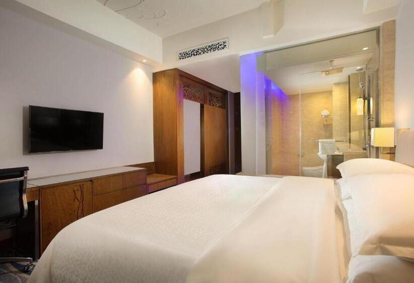 Deluxe Room King Bed City View, Four Points By Sheraton Manado