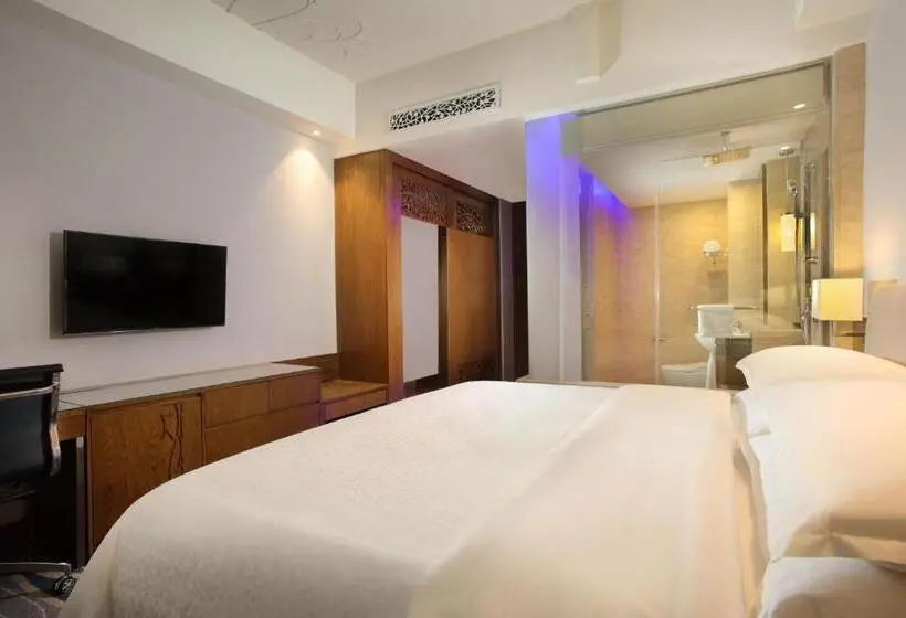 キングサイズベッド、シティビューデラックスルーム, Four Points By Sheraton Manado