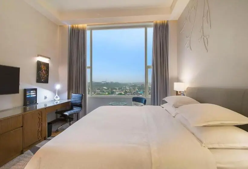 キングサイズベッド、シティビューデラックスルーム, Four Points By Sheraton Manado
