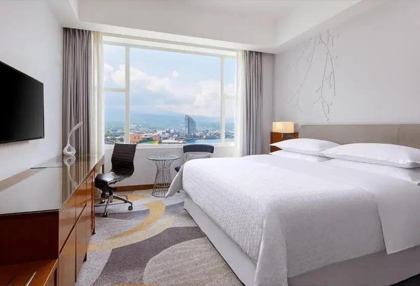 キングサイズベッドのデラックスルーム, Four Points By Sheraton Manado