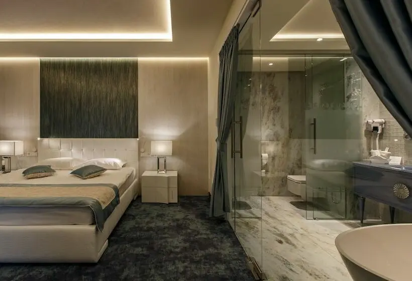 Suite Senior cu Vedere la Mare, Opera