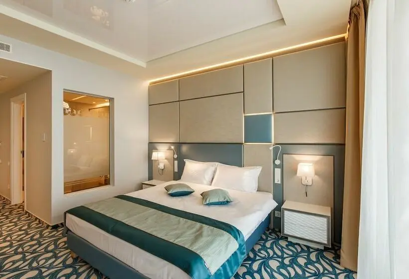 Cameră Deluxe cu Vedere la Mare, Opera