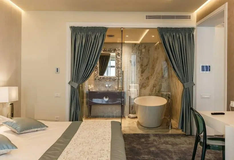 Suite Senior cu Vedere la Mare, Opera