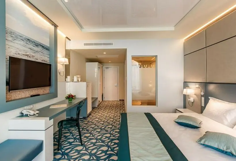 Cameră Deluxe cu Vedere la Mare, Opera