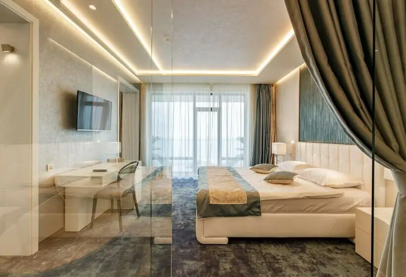 Suite Senior cu Vedere la Mare, Opera