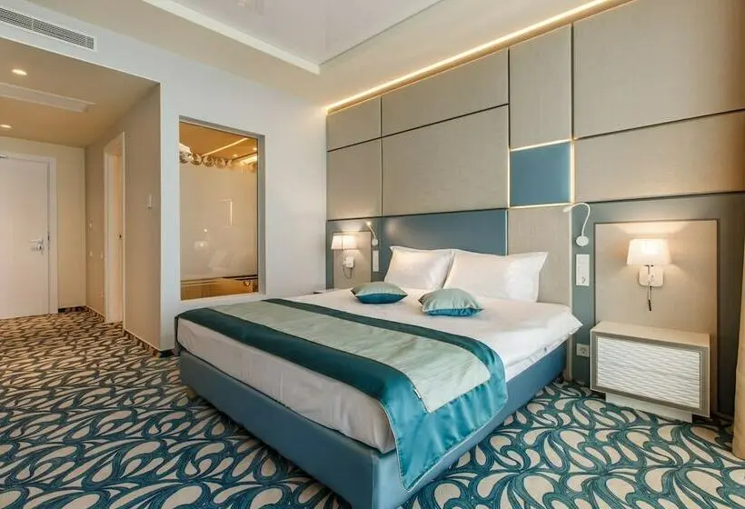 Cameră Deluxe cu Vedere la Mare, Opera