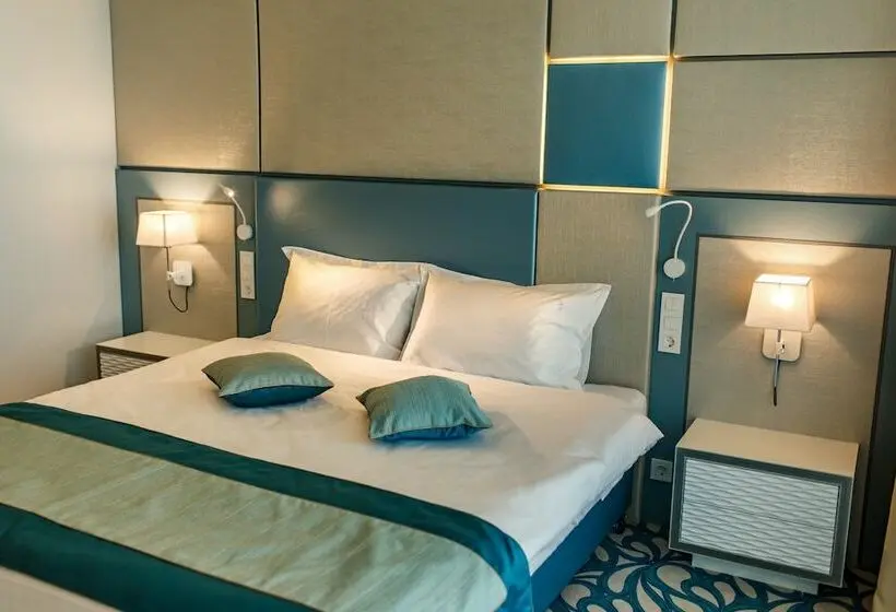 Cameră Deluxe cu Vedere la Mare, Opera