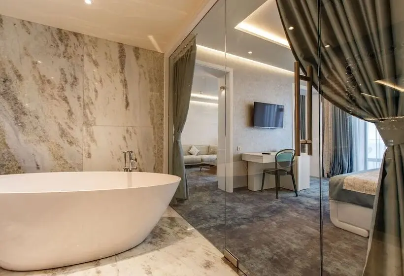 Suite Senior cu Vedere la Mare, Opera