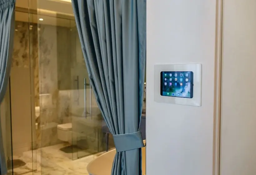 Suite Senior cu Vedere la Mare, Opera
