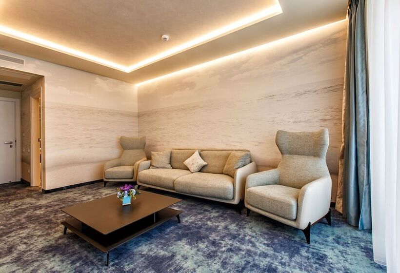 オーシャンビューシニアスイート, Opera