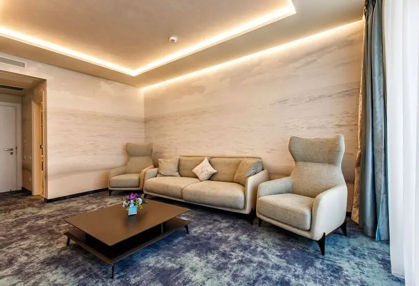 Suite Senior cu Vedere la Mare, Opera