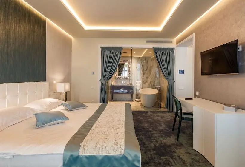 Suite Senior cu Vedere la Mare, Opera