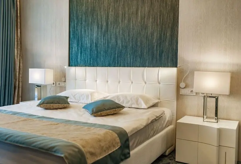 Suite Senior cu Vedere la Mare, Opera