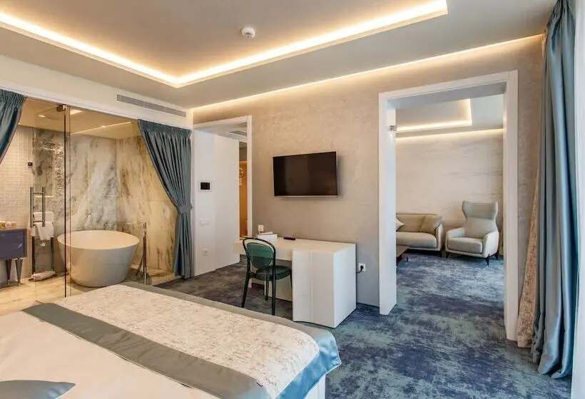 Suite Senior cu Vedere la Mare, Opera