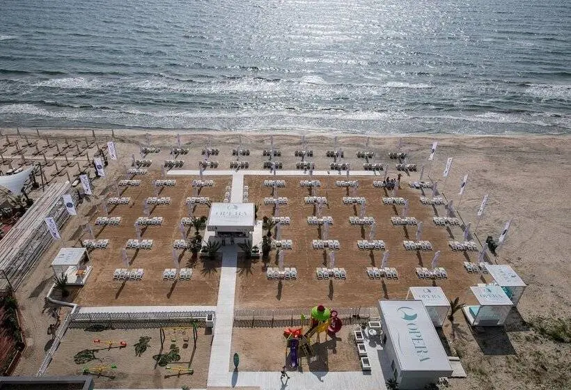Suite Senior cu Vedere la Mare, Opera