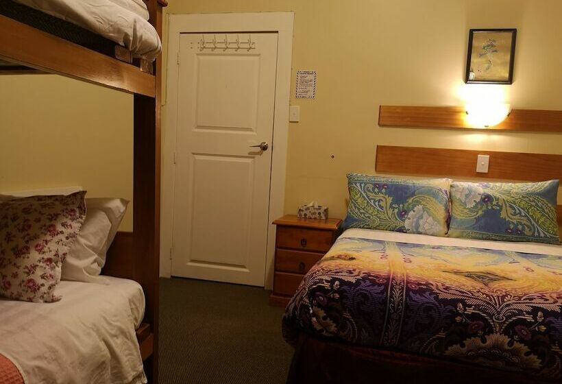 Номер Стандарт Четырехместный Совместный Санузел, Golden Cross