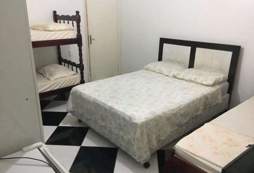 חדר משפחתי, San Gabriel Paddle Club