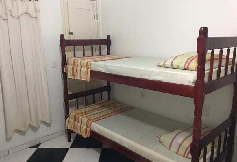 חדר משפחתי, San Gabriel Paddle Club