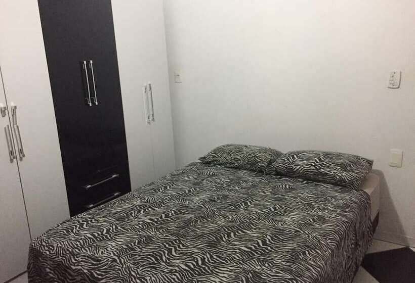 חדר משפחתי, San Gabriel Paddle Club