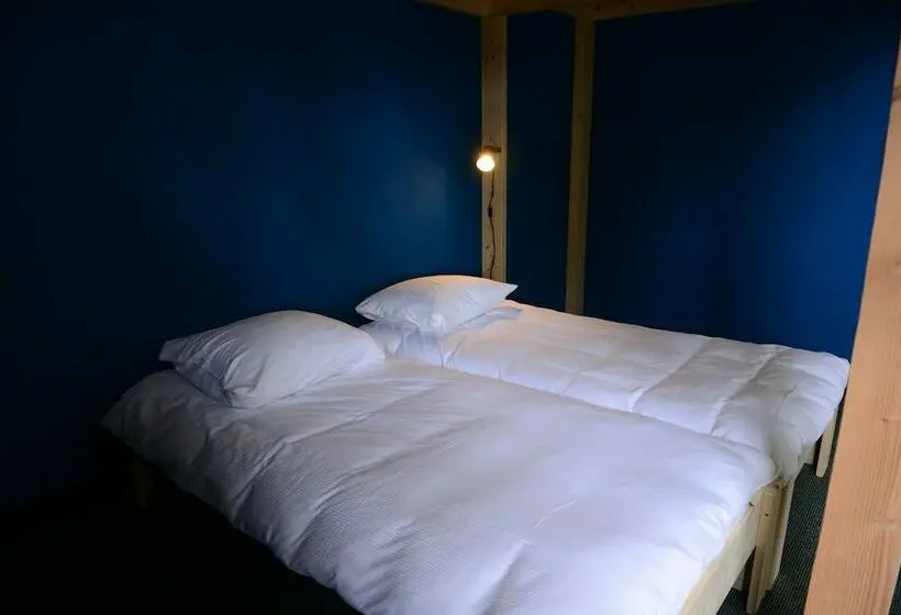 Vuode Makuusalissa, Hostel Roots