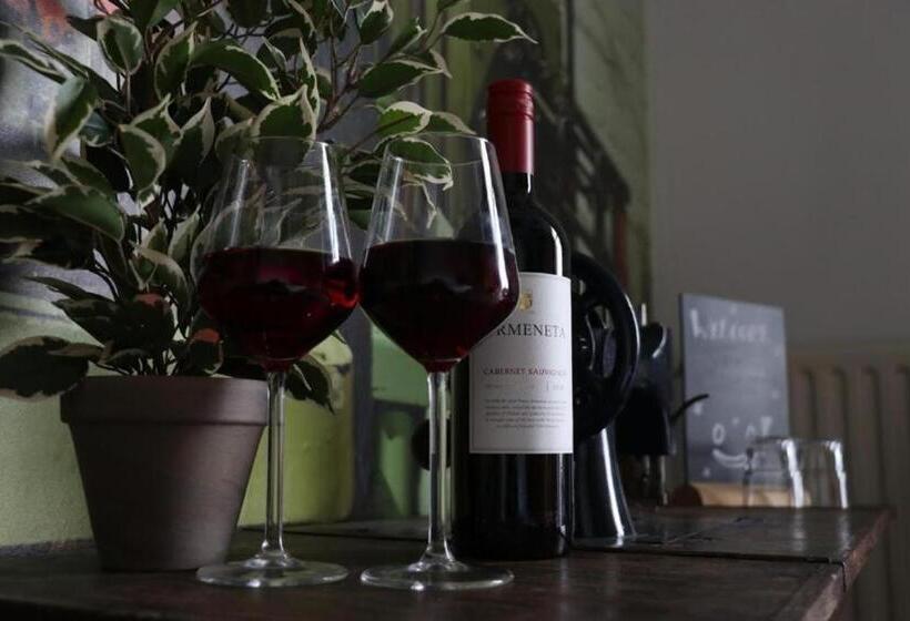 اتاق استاندارد, Hostel Roots