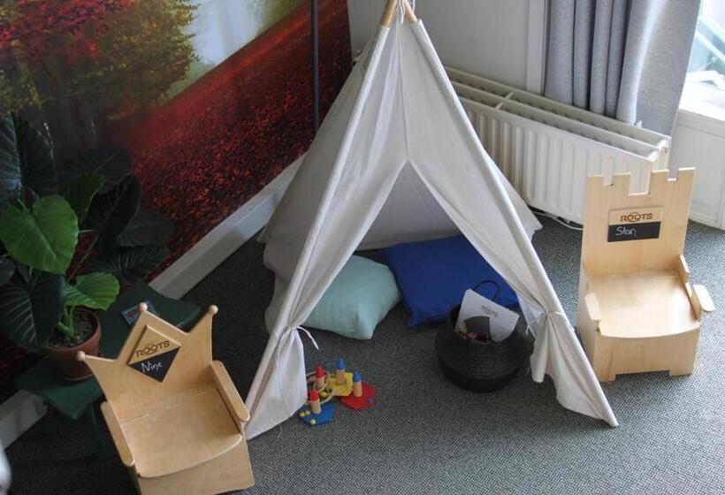 غرفة قياسية رباعية, Hostel Roots