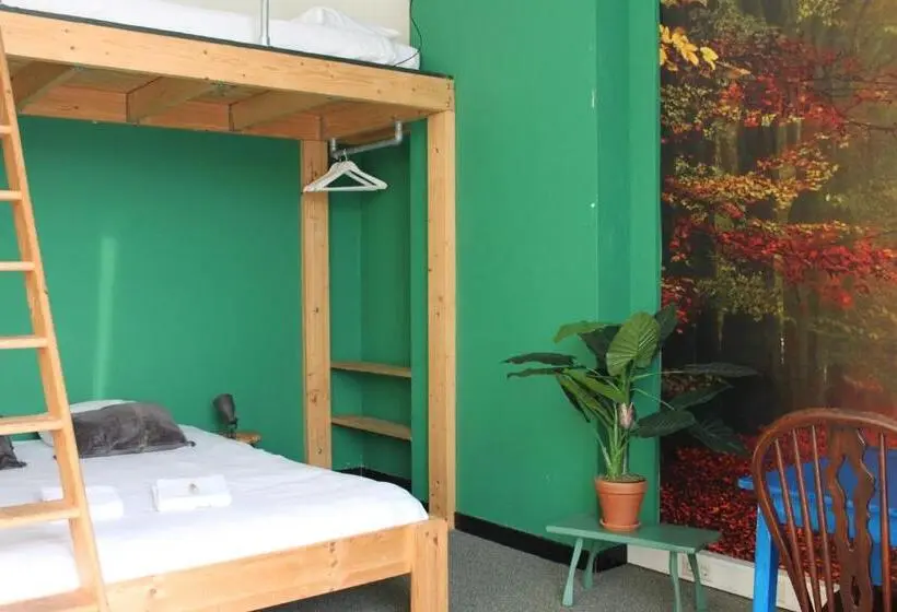 Standard Neljän Hengen Huone, Hostel Roots