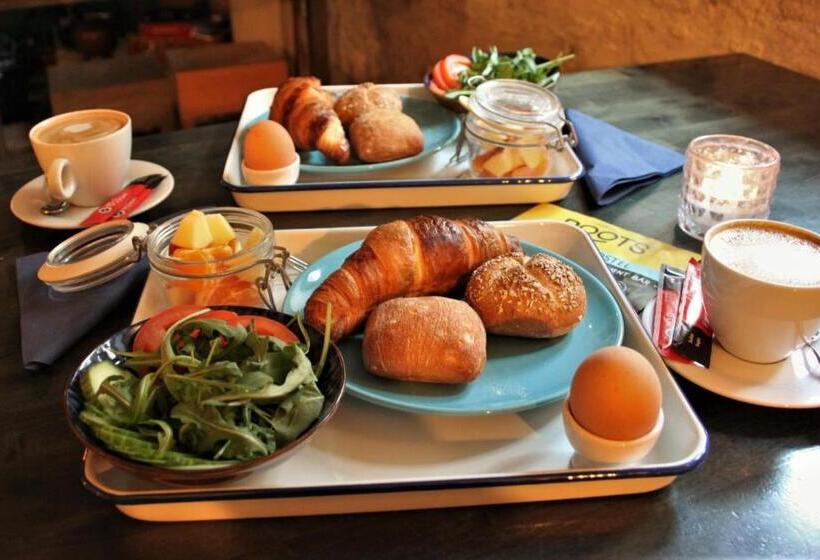 غرفة قياسية رباعية, Hostel Roots