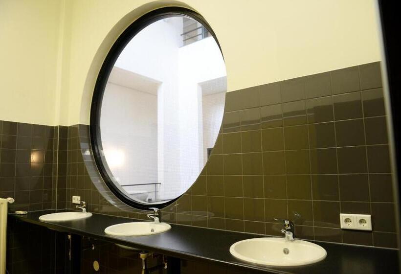 اتاق استاندارد با سرویس بهداشتی مشترک, Hostel Roots