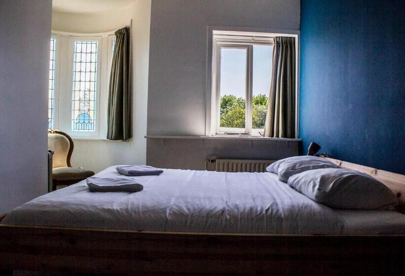 اتاق استاندارد با سرویس بهداشتی مشترک, Hostel Roots