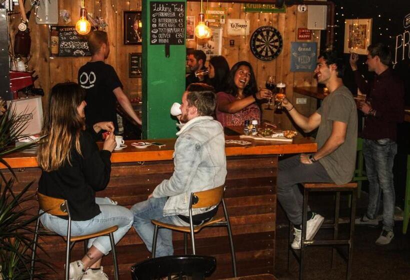 اتاق استاندارد با سرویس بهداشتی مشترک, Hostel Roots