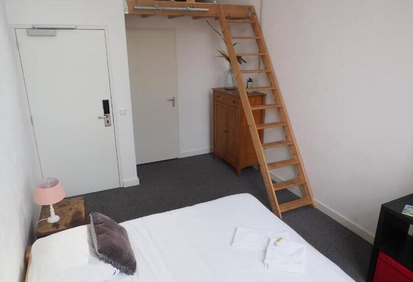 اتاق لوکس, Hostel Roots