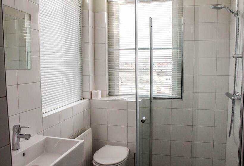 اتاق استاندارد چهار تخته, Hostel Roots