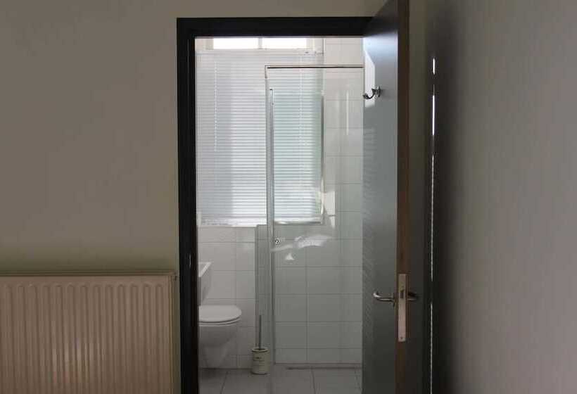 اتاق استاندارد چهار تخته, Hostel Roots