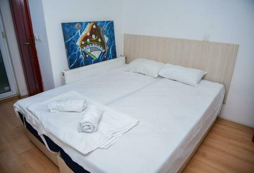 اتاق استاندارد با بالکن, Art Theatre Caffe