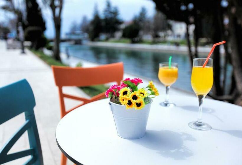 اتاق استاندارد با بالکن, Art Theatre Caffe