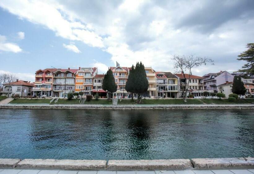 اتاق استاندارد با بالکن, Art Theatre Caffe