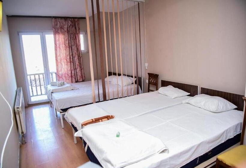 اتاق استاندارد چهارنفره با بالکن, Art Theatre Caffe