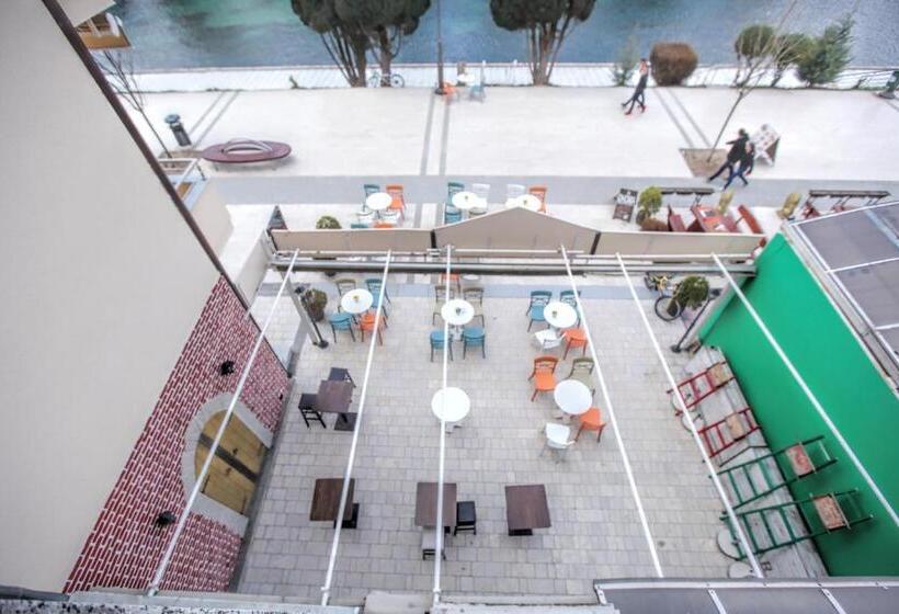 اتاق استاندارد با چشمانداز رودخانه, Art Theatre Caffe