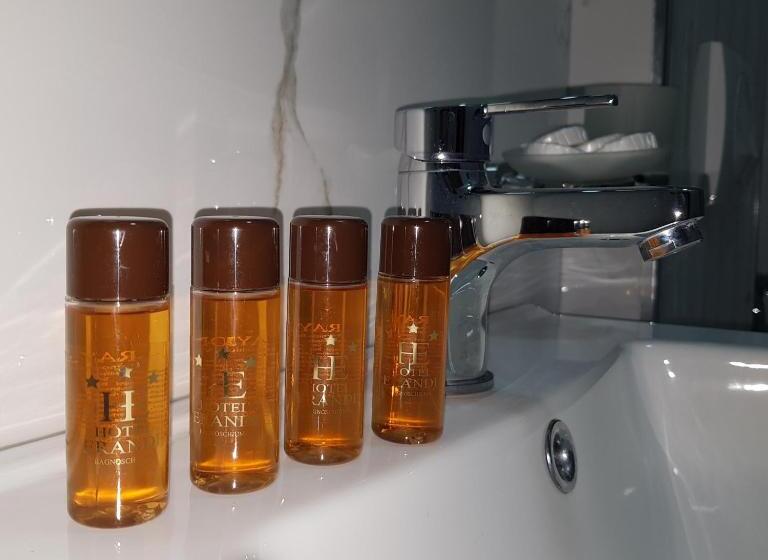 标准三人间, Erandi