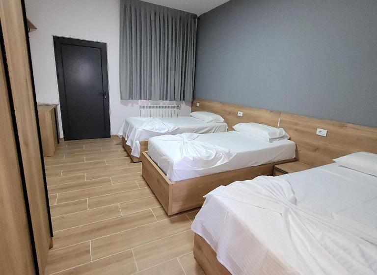 标准三人间, Erandi