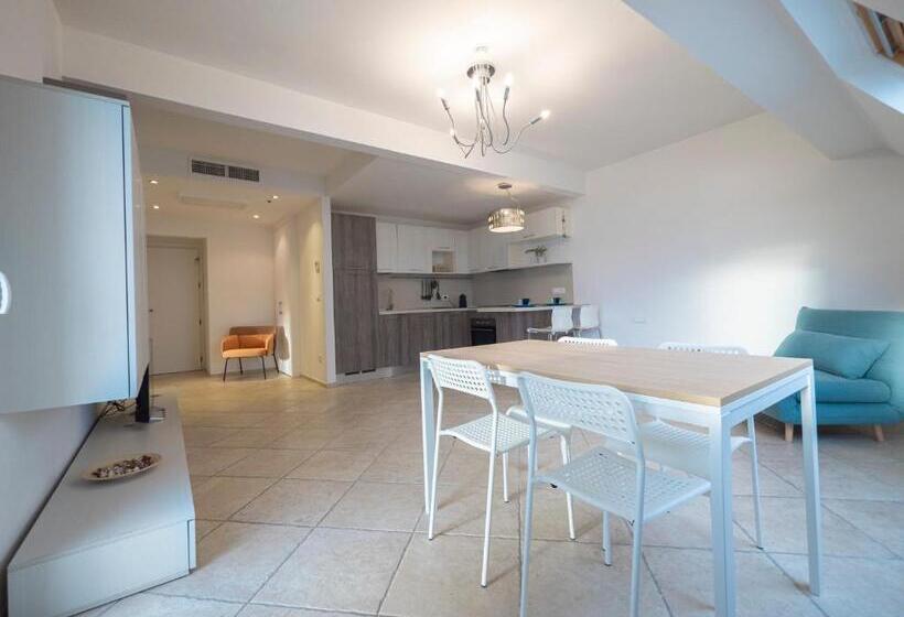 オーシャンビューデラックススイート, Jolly Roger