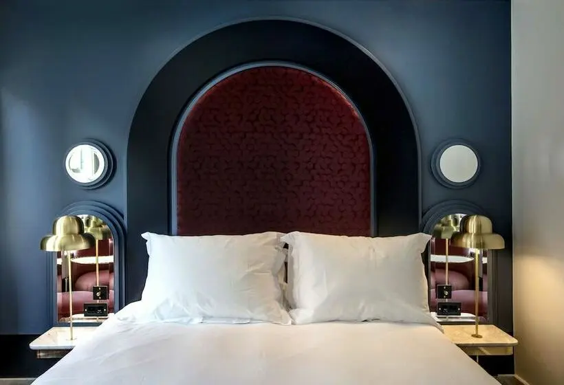 Superior Room, Henrietta Experimental
