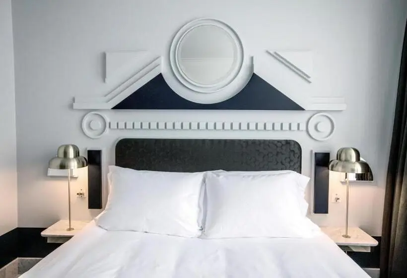 Superior Room King Size Bed, Henrietta Experimental