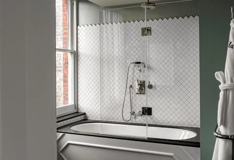 Deluxe Room, Henrietta Experimental