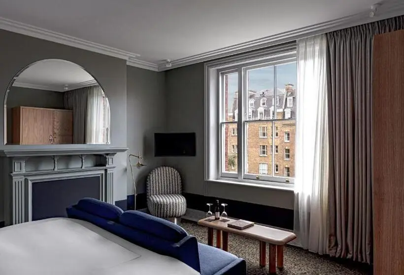 Deluxe Room, Henrietta Experimental